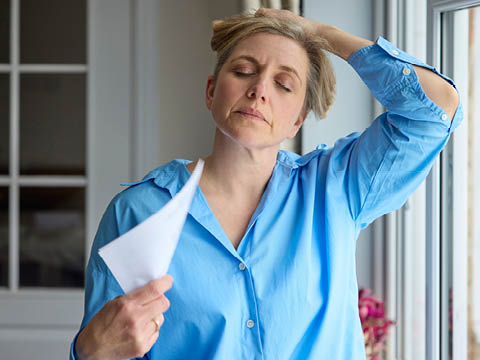 Vampate persistenti in menopausa_ Rischio di tumore al seno-480x360px
